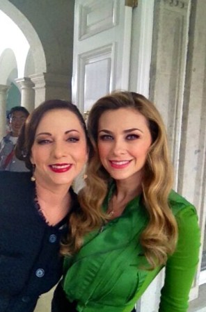 Durante la grabación de "La Patrona", Aracely luce un estilo de cabellera súper femenino: delicadas ondas y flequillo hacia el costado ¡Qué bella!