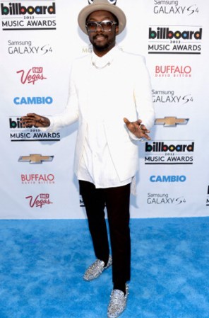 Will.i.am viste unos zapatos súper originales, plateados con brillos ¡un hombre creativo y osado!