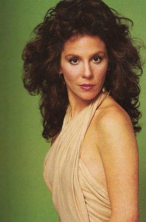 Su primer papel como protagonista para la televisión fue en la serie "El ángel caído" (1985). A partir de ese momento, Jones se convirtió en una de las actrices más solicitadas y respetadas por su realismo y su fuerza interpretativa, no solo en el cine y el teatro, sino también en la telenovela.