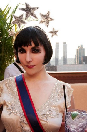 Deslumbra en la fiesta con una diadema de estrellas brillantes y una banda roji-azul.