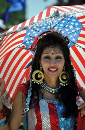 Las texturas metalizadas daran glamour a tu look patrio.