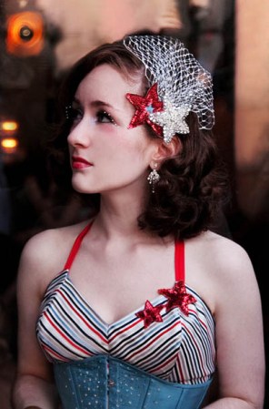 Dale un giro de glamour vintage a tu outfit del 4 de julio, con una romántica red con estrellas para tu cabello y una blusa con corsé de mezclilla.