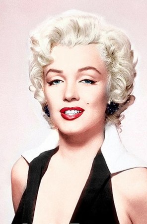 Paula Strasberg, profesora de interpretación de Marilyn Monroe, le aconsejó que dijese que no al papel de Holly Golightly en "Breakfast at Tiffany´s", así que lo rechazó a pesar de que Truman Capote, el autor de la novela, quería que fuese ella.
