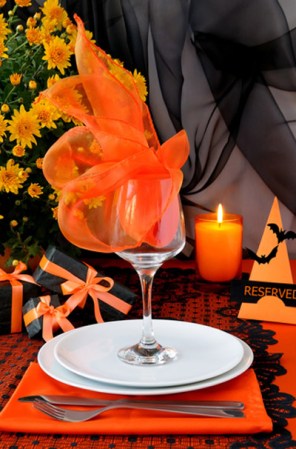 Cámbiale el ángulo a la típica cena terrorífica de Halloween y pídele a tus invitados que vengan disfrazados como los personajes de una serie o película, con looks retro, kirsch, disco, etc. Ambienta tu casa de acuerdo al tema y ten preparado un premio para el disfraz más original. ¿Y el menos original? Deberá ayudar con la limpieza.