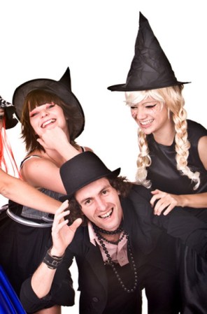 Y finalmente, organizar una fiesta espeluznante de Halloween, con disfraces, calabazas, música y algunos tragos es tan fácil como invitar a tus amigos, pedirles que colaboren con comida o bebida, y festejar la noche de las brujas a pura diversión.
