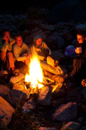 Salir de la ciudad también es una buena idea. Organicen un camping nocturno, hagan una hoguera y cuenten historias de aparecidos alrededor del fuego.