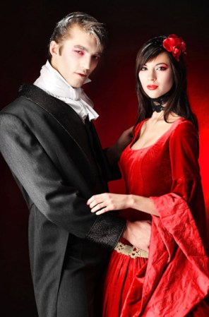 ¿Halloween para dos? ¿Por qué no? Aprovecha los disfraces sexys, ¡y que la pasión se encienda en la noche de las brujas!