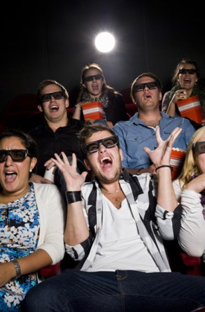 Invita amigos, ordena comida y organiza una noche de cine de terror en tu casa. ¿Cómo lograr el mejor efecto? La única luz que deberá estar encendida es la del televisor y, para la cena, la de una vela en el medio de la mesa.