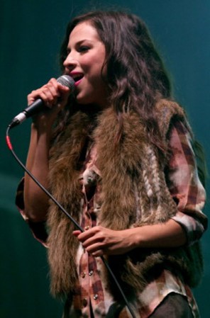 Paty Cantú. Su temas se colocan siempre entre los primeros lugares de popularidad de la música pop. Esta cantante mexicana también ha participado en el doblaje de películas.