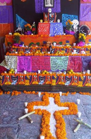 Se acostumbra que cada altar represente a los cuatro elementos: agua, colocada en un traste de barro; tierra, con diversos frutos; fuego, con velas; y viento que se representa a través del papel picado.