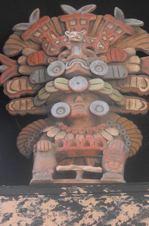 La tradición que hoy en día se conoce como el Día de Muertos, las culturas ancestrales la celebraban el noveno mes del calendario solar mexica, cerca del inicio de agosto, y el festejo duraba un mes completo. Todo era para conmemorar a la diosa Mictecacíhuatl, llamada también la "Dama de la Muerte".