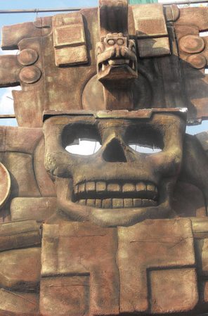 El Día de Muertos en México tiene un carácter ancestral pues se sabe de su celebración desde antes de la llegada de los españoles entre las etnias mexica, maya, purépecha y totonaca.