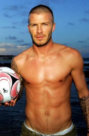 Sí, David Beckham es uno de los futbolistas más deseados y con mejor cuerpo. Además, es el marido de Victoria, la ex Spice Girl.