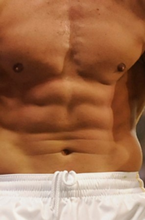 Unos abdominales potentes y bien marcados para otro de los futbolistas más hermosos que ha dado ese deporte.