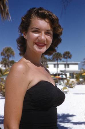 Otra modelo, ahora morena, en Sarasota, década de 1950.