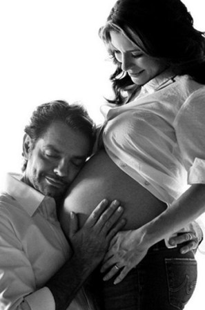 EUGENIO DERBEZ Y ALESSANDRA ROSALDO<br />Con su pequeña Aitana, 4 de agosto