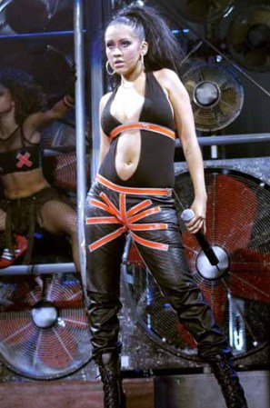 En el 2003, Christina Aguilera comienza a ganar peso.