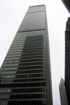 One Chase Manhattan: Fue construido en el 1961 y está localizado en 1 Chase Manhattan Plaza, en Nueva York. El rascacielos fue construido con estilo europeo y comparte las calles Liberty, Nassau y William, del sector financiero del bajo Manhattan.