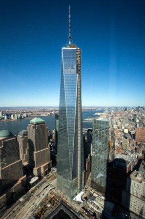 One World Trade Center: Su construcción inició en el 2006 bajo numerosas polémicas tras los ataques terroristas del 11 de septiembre. El rascacielos se convirtió a finales del 2013 en el edificio más alto de EEUU y del hemisferio norte. El nuevo WTC tiene previsto abrir sus operaciones en el 2014.