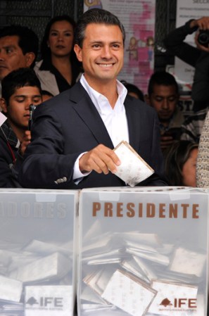Enrique Peña Nieto acude a emitir su voto.