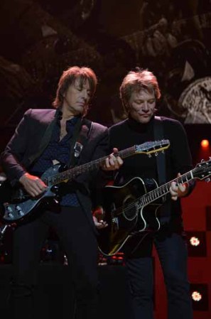 Richie Sambora y Jon Bon Jovi cantan juntos en el concierto 12-12-12 celebrado en el Madison Square Garden para recaudar fondos para las víctimas del devastador huracán Sandy en Nueva York.