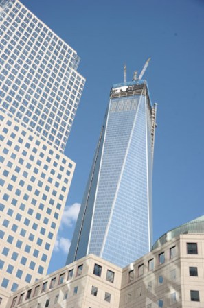 10 DE MAYO, 2013: La pieza final en el tope del nuevo World Trade Center de Nueva York impone grandeza entre los rascacielos del mundo.