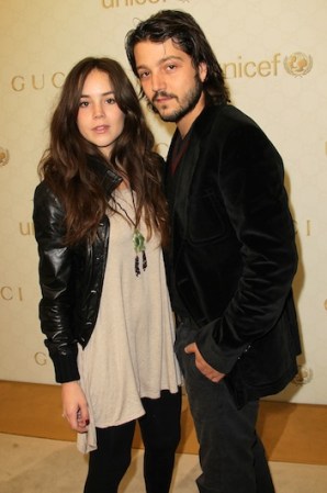 Camila y Diego se ven aquí como una pareja muy "grunge" durante un evento en California.