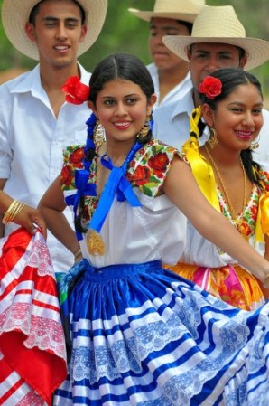 En este 2014, las autoridades de Oaxaca reportan una ocupación hotelera del 90% y una asistencia de poco más de 150 mil turistas que asisten a los festejos de la Guelaguetza.