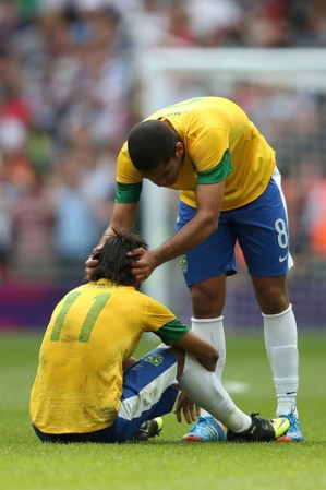 Neymar es consolado por Romulo, de Brasil.