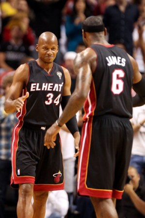 Ray Allen #34 y LeBron James #6 se entienden de maravilla.