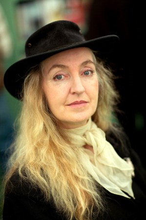 La escritora Rebecca Solnit, llegó al Festival "The Telegraph" con este accesorio negro, que más bien la hizo lucir como un personaje de Harry Potter.