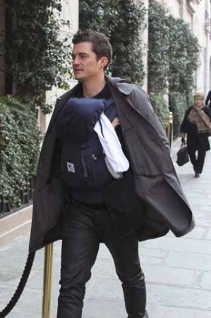 Orlando Bloom carga a su hijo recién nacido Flynn por las calles de Paris Orlando bloom va a celebrar el dia del Padre por primera vez