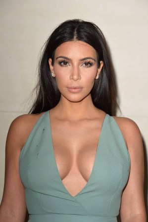 Con mancha y sin ella, Kim estaba deslumbrante en un ajustadísimo vestido en tonos verdes que demuestra que ha recuperado la línea totalmente.