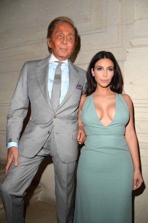 Kim Kardashian: escotada y manchada en París.