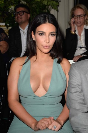 Kim Kardashian: escotada y manchada en París.