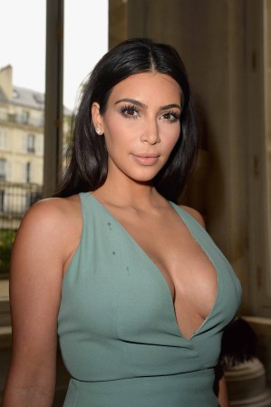 Kim Kardashian: escotada y manchada en París.