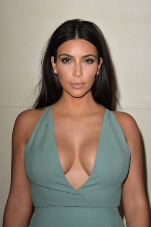 Kim Kardashian: escotada y manchada en París.