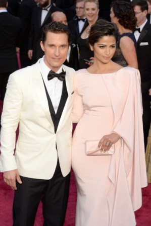 Actor Matthew Conaughey con su esposa, la modelo Camilla Alves