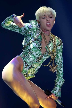 Miley Cyrus, de lo sensual a lo grotesco para encandilar al público.