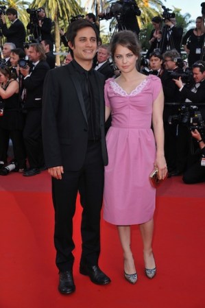 En ese mismo festival de Cannes, donde se presentó "Biutiful", de Alejandro González Iñarritú, director con el que había hecho tiempo atrás "Amores Perros", Gael García Bernal se presentó guapísimo con su esposa, Dolores Fonzi, quien lució un vestido muy retro.