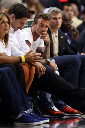 El exfutbolista David Beckham es otra de las celebridades que ven al directo los juegos de la NBA.