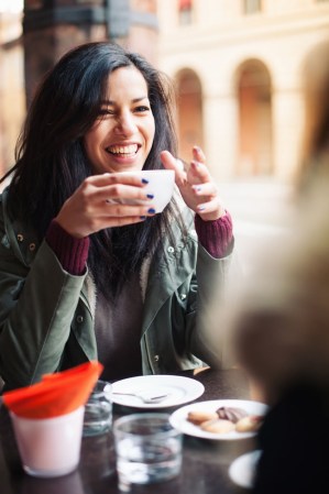 El café te puede hacer feliz. De acuerdo con el Instituto Nacional de Salud de Estados Unidos, las personas que consumen más de cuatro tazas de café al día disminuyen en un 10% sus posibilidades de deprimirse.