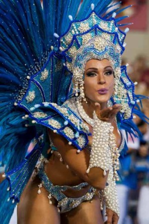Desfiles de las escuelas de samba del Grupo Especial del Carnaval de Río de Janeiro, el considerado mayor espectáculo del mundo al aire libre, en el Sambódromo de Sampucai.