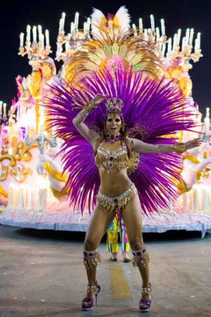 Desfiles de las escuelas de samba del Grupo Especial del Carnaval de Río de Janeiro, el considerado mayor espectáculo del mundo al aire libre, en el Sambódromo de Sampucai.