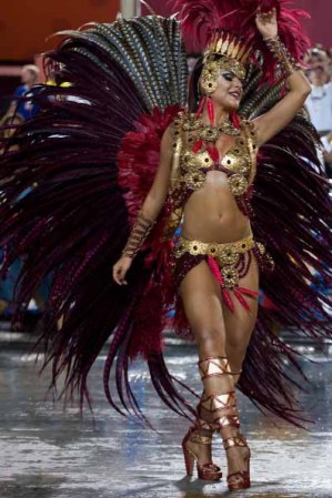 Desde África resonó la batucada que se expande en la tierra carioca con el carnaval de Rio de Janeiro el mayor espectáculo al aire libre del mundo.