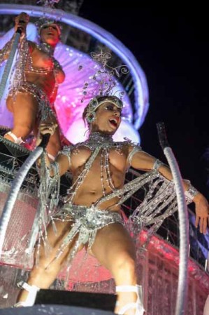 Desfiles de las escuelas de samba del Grupo Especial del Carnaval de Río de Janeiro, el considerado mayor espectáculo del mundo al aire libre, en el Sambódromo de Sampucai.