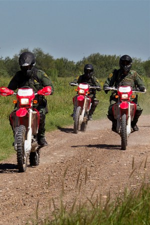 Escuadrones de agentes en motocicletas hacen parte de los grupos de reacción inmediata.