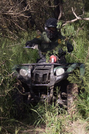 Con estas cuatrimotos, los agentes se camuflan entre la espesa vegetación del sur de Texas.