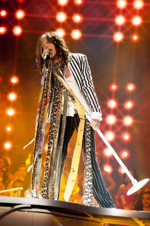 Steven Tyler, del grupo Aerosmith, cantó en el certamen.