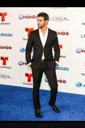 En el 2010, Christian de la Campa se graduó como actor del Centro de Educación Artística –CEA-.